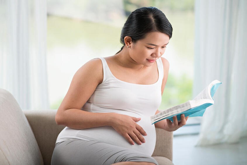 Đọc sách cũng là một phương pháp thai giáo 3 tháng giữa hiệu quả. Nguồn hình Istock thai giáo 3 tháng giữa bằng đọc sách