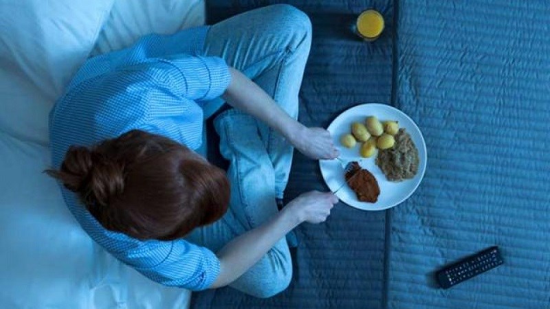 Không ăn khuya để tránh làm tăng thêm lượng calo nạp vào cơ thể