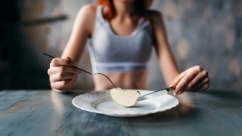 Ăn quá ít khi thâm hụt calo có thể gây nhiều vấn đề cho sức khỏe