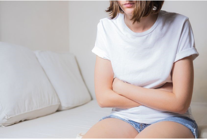 Một số phụ nữ có thể cảm thấy khó chịu liên tục trong khi rụng trứng (ảnh: Canva)