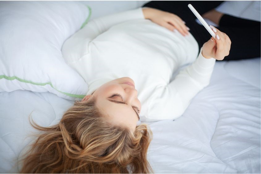 Chị em có thể sử dụng que thử rụng trứng tại nhà để xác định ngày rụng trứng (Ảnh: Canva)