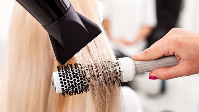 Di chuyển máy sấy tóc và lược cùng lúc theo chiều hướng xuống dưới để mái tóc được phẳng