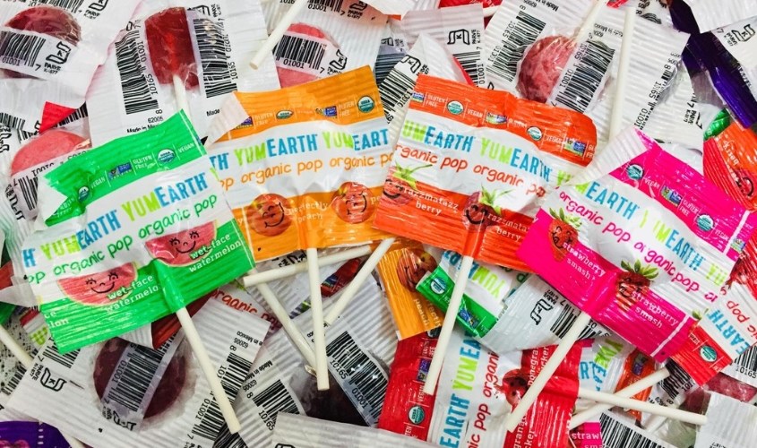 Mỗi bịch kẹo YumEarth chứa đa dạng hương vị khác nhau