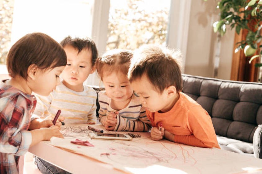 Bỏ túi bí quyết giúp con kết bạn mới