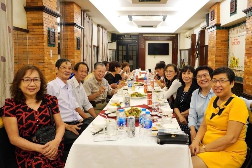 Các buổi tiệc ăn mừng giúp cho không khí ngày 20/11 thêm rộn ràng