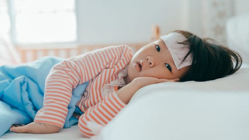 Chăm sóc trẻ bị sốt sau khi tiêm là việc quan trọng giúp trẻ hồi phục nhanh hơn