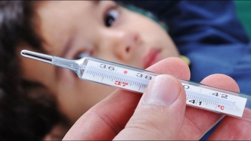Bố mẹ nên đo nhiệt độ thường xuyên 30 phút 1 lần để theo dõi tình trạng của trẻ