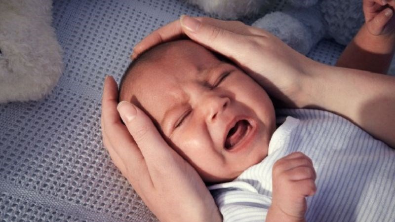 Trẻ khó chịu, quấy khóc, vật vã là dấu hiệu bố mẹ nên đưa trẻ đến bác sĩ ngay