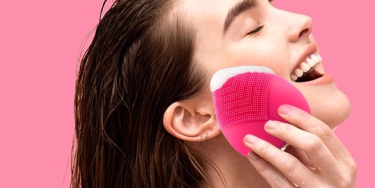 Việc sử dụng máy rửa mặt giúp người dùng tối ưu hóa thời gian làm sạch da mặt Việc sử dụng máy rửa mặt giúp người dùng tối ưu hóa thời gian làm sạch da mặt
