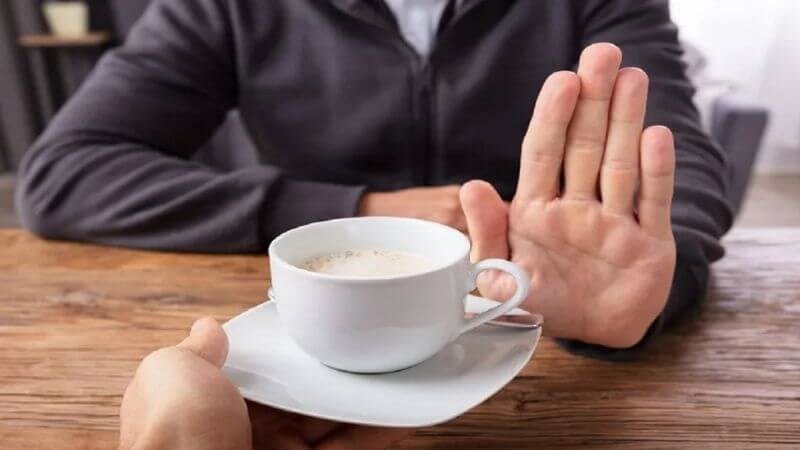 Bạn nên hạn chế sử dụng cafein, nhất là trước khi đi ngủ để ngăn ngừa tiểu rắt