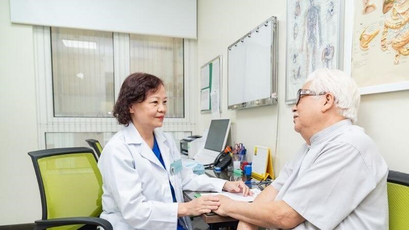 Bác sĩ có thể chẩn đoán ban đầu về nguyên nhân gây bệnh qua việc hỏi về triệu chứng