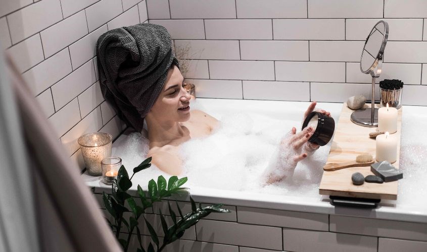 Nhỏ vài giọt tinh dầu tràm trà vào bồn tắm giúp làm sạch cơ thể và thư giãn