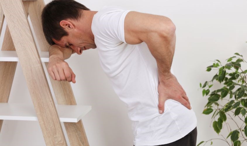 Dùng tinh dầu xá xị xoa bóp vùng bị thương