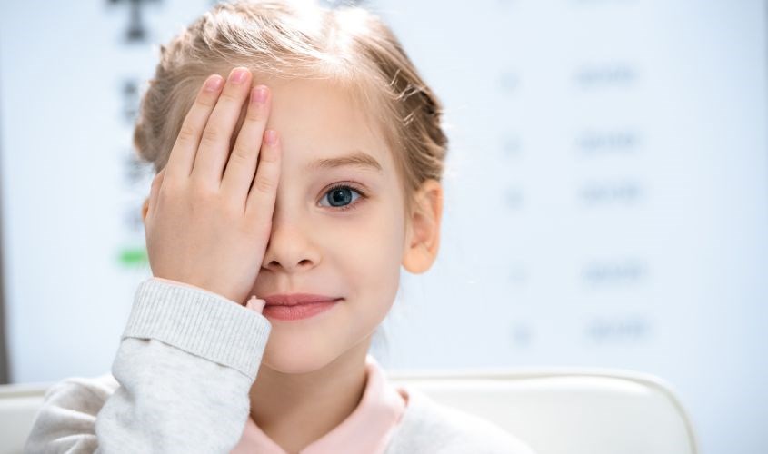 Xoa tinh dầu dầu xá xị vào lòng bàn tay rồi úp lên mắt