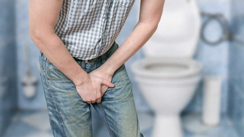 Rối loạn tiểu tiện cũng là một biến chứng có thể xảy ra khi tinh dịch có mùi hôi