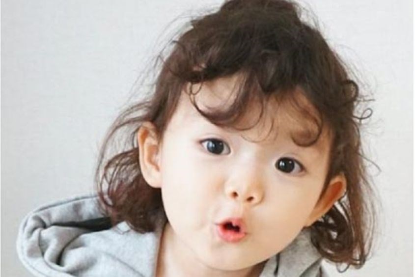 Tóc bé gái uốn xoăn dễ thương