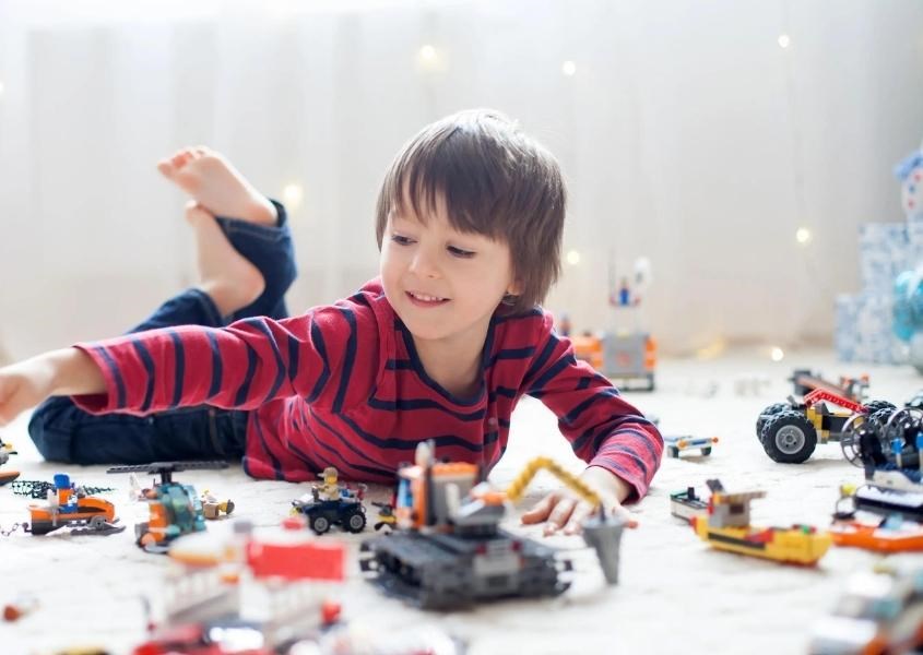 Cho con chơi các món đồ chơi phức tạp. Nguồn từ New York Post