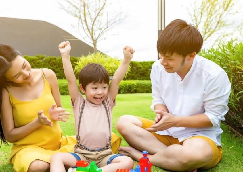 Cổ vũ con, giúp con cảm thấy tự tin hơn. Nguồn từ Mom Loves Best