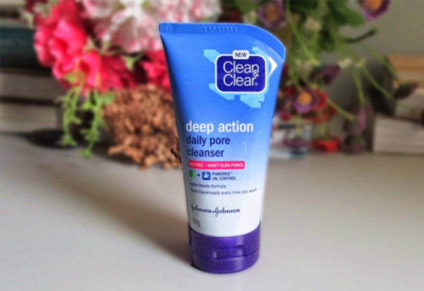 Sữa rửa mặt có hạt Clean & Clear Deep Action.