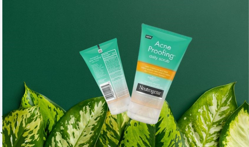Sữa rửa mặt có hạt Acne Proofing Daily Scrub.