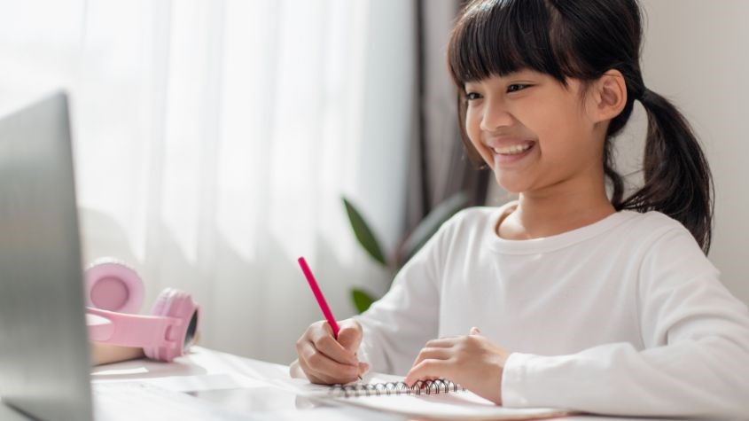 Cho bé ngồi học ở nơi đầy đủ ánh sáng và có cửa sổ nhìn ra ngoài 