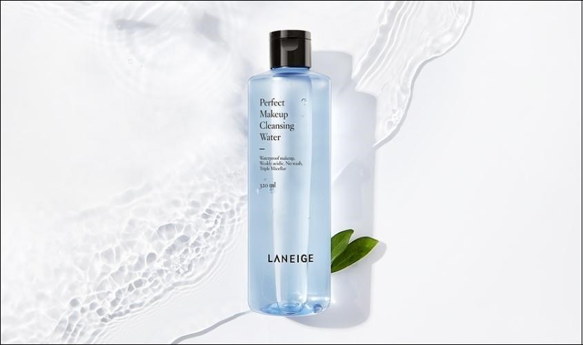 Sản phẩm là nước tẩy trang dưỡng ẩm, làm sạch sâu Sản phẩm là nước tẩy trang dưỡng ẩm, làm sạch sâu