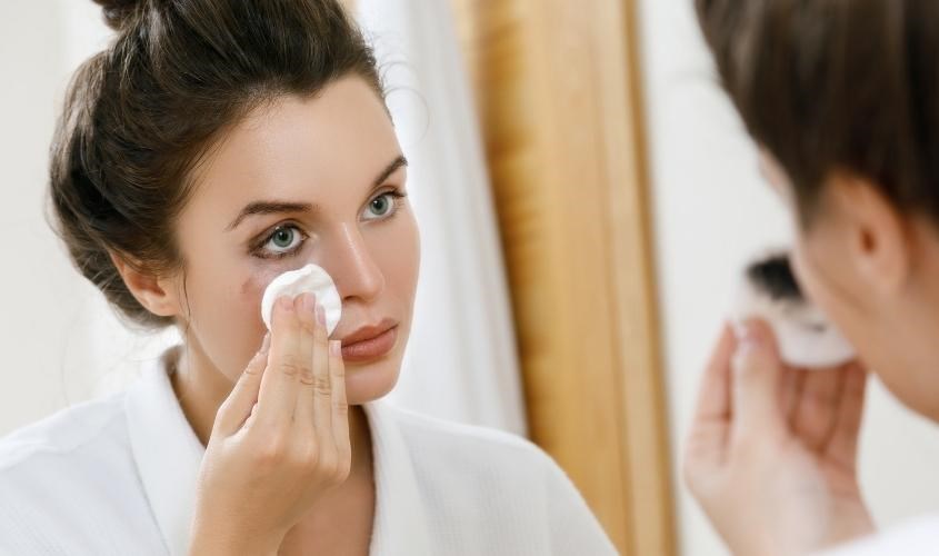 Tẩy trang từ những phần makeup đậm để không làm lem ra phần khác Tẩy trang từ những phần makeup đậm để không làm lem ra phần khác