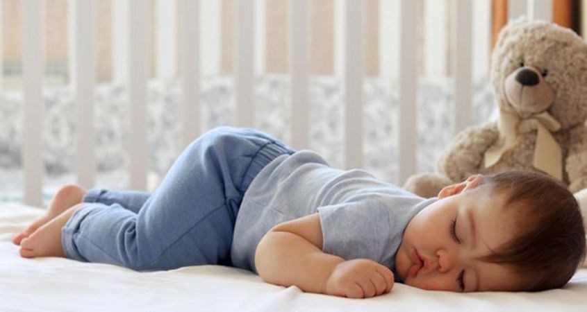 Bé 8 tháng tuổi sẽ có giấc ngủ dài hơn vào ban đêm Bé 8 tháng tuổi sẽ có giấc ngủ dài hơn vào ban đêm