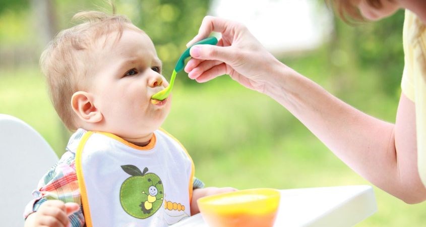 Nên cho bé ăn dặm 2 - 3 bữa mỗi ngày Nên cho bé ăn dặm 2 - 3 bữa mỗi ngày