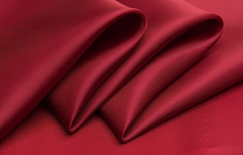 Áo dài chất liệu lụa giúp bé gái thêm phần thướt tha