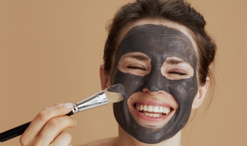 Đắp mặt nạ đất sét lên da Đắp mặt nạ đất sét lên da