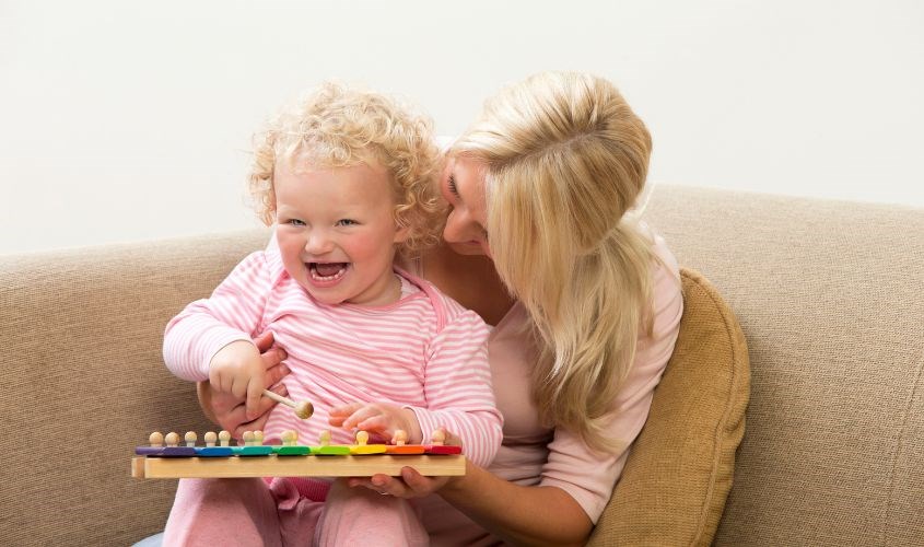 Trẻ sẽ được khơi nguồn sáng tạo khi vui đùa với đồ chơi âm nhạc