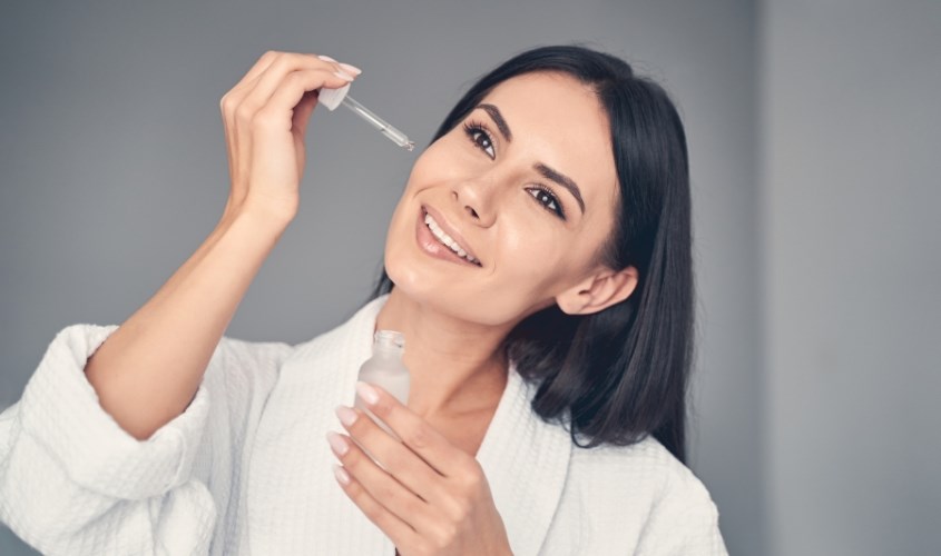 Bạn nên sử dụng serum vào buổi tối để tăng hiệu quả sử dụng