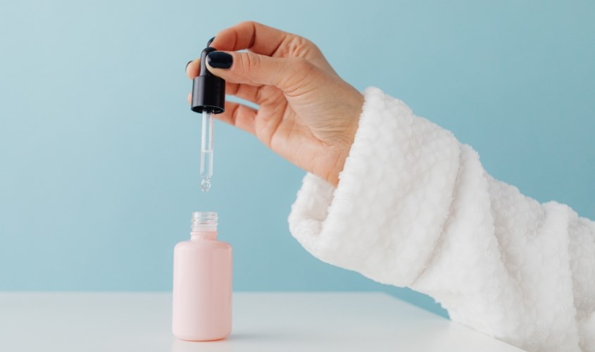 Nên chọn serum cấp ẩm cho da hỗn hợp thiên khô 