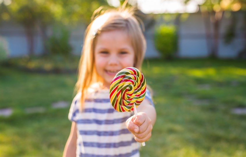 Lưu ý khi cho bé ăn kẹo