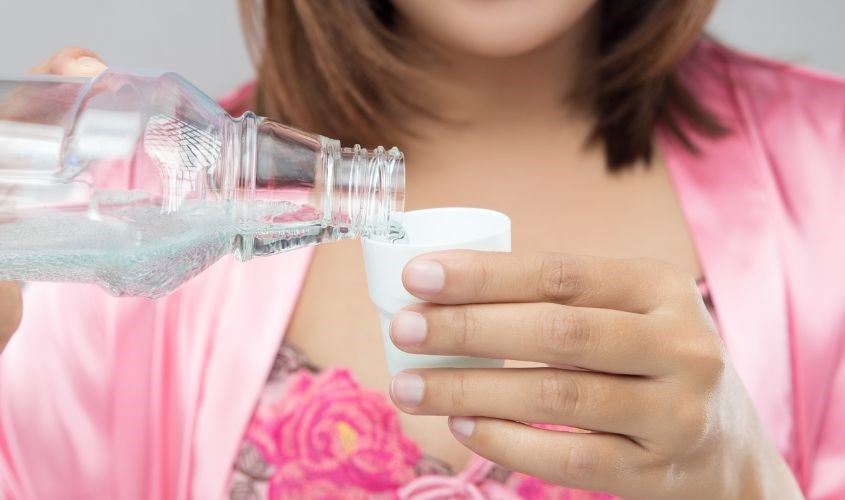 Rót khoảng 20 ml nước súc miệng