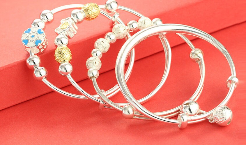 Tặng trang sức làm quà 8/3 cho bé gái