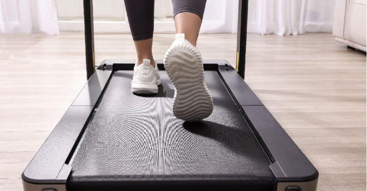 Tra dầu bôi trơn giúp thảm chạy hoạt động mượt mà hơn, tránh tình trạng bị rách khi sử dụng lâu dài 