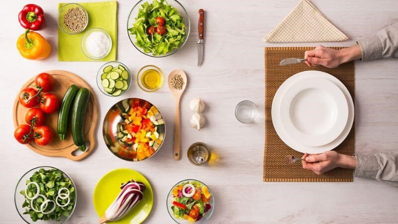 Bạn nên chia nhỏ khẩu phần ăn để phòng ngừa trào ngược dạ dày thực quản