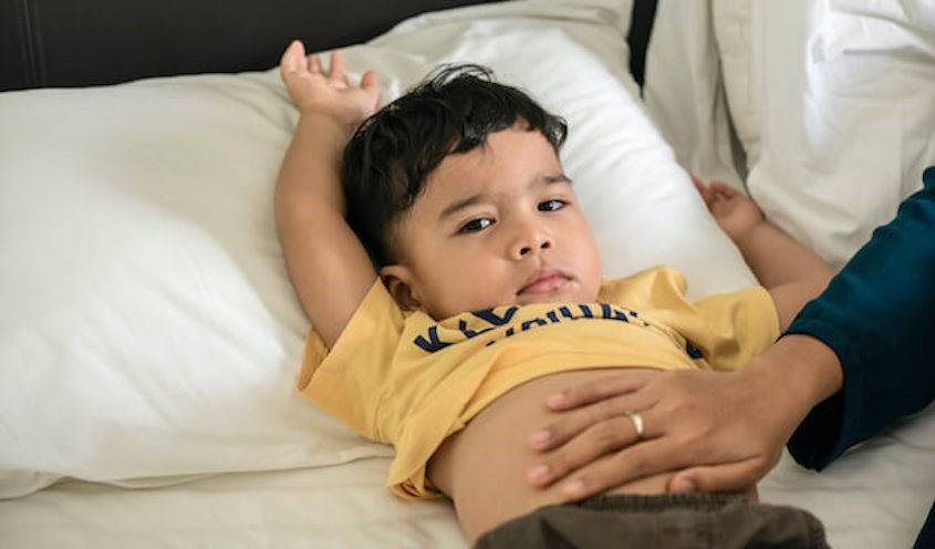 Cho bé ăn quá nhiều váng sữa có thể khiến bé đau bụng, tiêu chảy