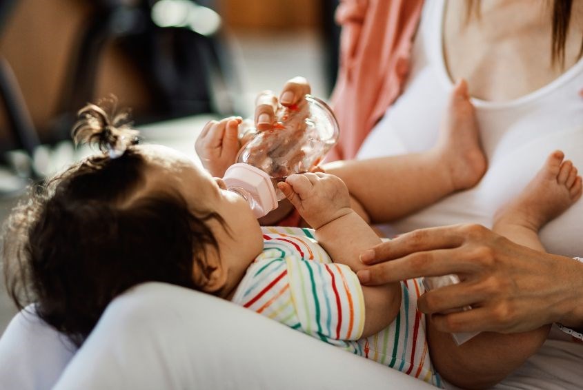 Cho trẻ uống nhiều nước, uống theo sở thích của trẻ (Ảnh: Freepik)