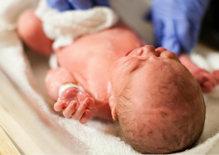 Sinh non rất có thể là nguyên nhân khiến trẻ chậm biết đi