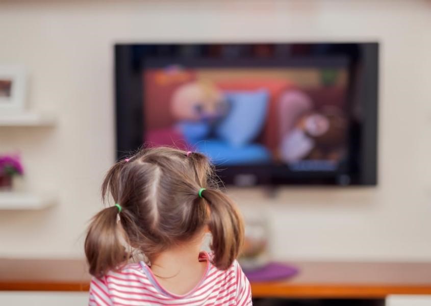 Hạn chế cho trẻ con đánh nhau xem ti vi