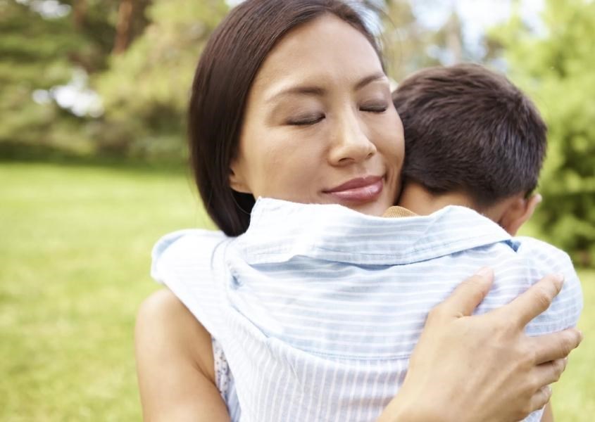 Nhẹ nhàng ôm trẻ khi thấy trẻ đánh nhau