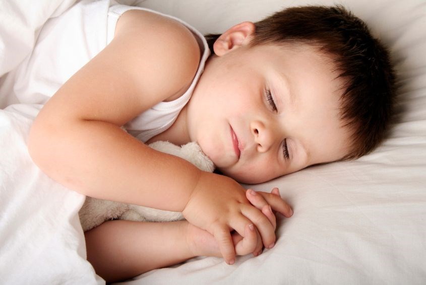 Trẻ sẽ mất một thời gian để trở lại thói quen cũ (Ảnh: Canva)