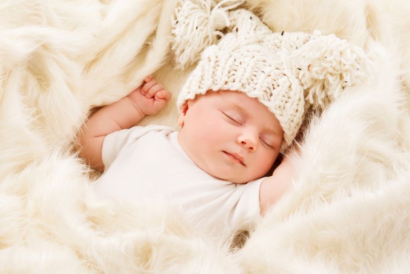 Luôn đặt trẻ nằm ngửa khi ngủ đến khi trẻ được 1 tuổi (Ảnh: Canva)