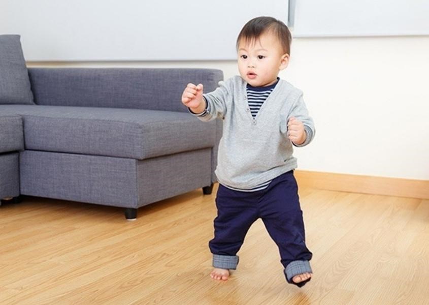 Có thể tự đứng một mình cho thấy bé đã sẵn sàng cho những bước đi đầu tiên của cuộc đời