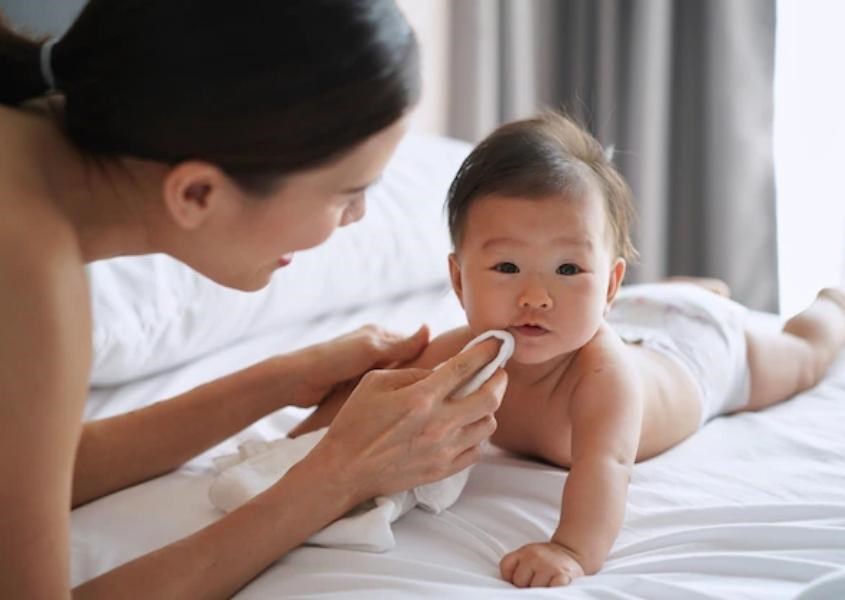 Các triệu chứng thường gặp khi trẻ mọc răng. Nguồn từ freepik Các triệu chứng thường gặp khi trẻ mọc răng. Nguồn từ freepik