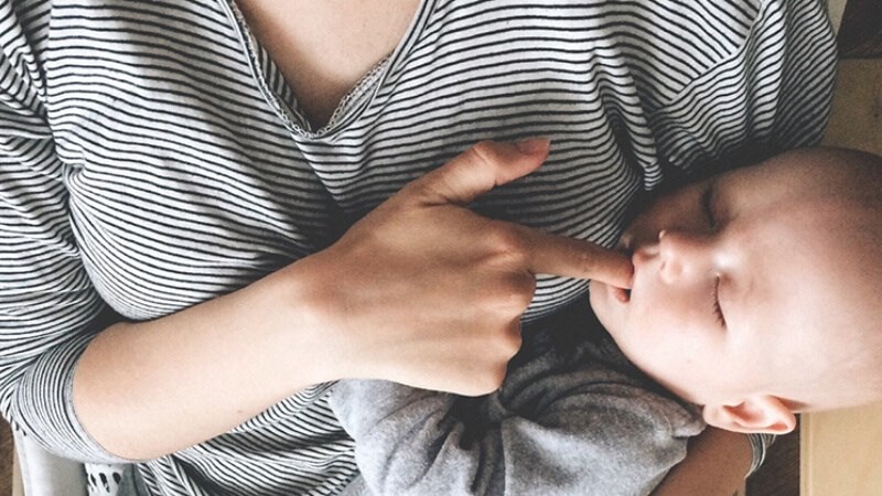 Cho trẻ b&uacute; đủ gi&uacute;p giảm nguy cơ ngủ ng&aacute;y