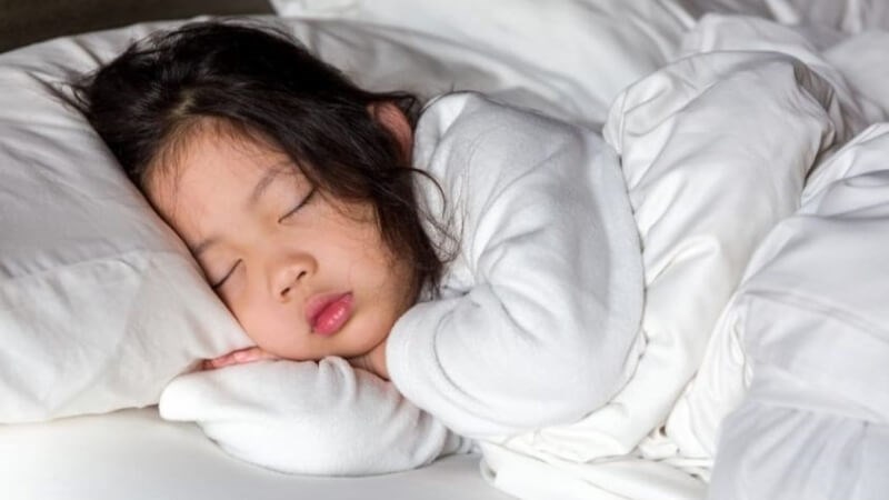 Ngủ ng&aacute;y sinh l&yacute; l&agrave; trạng th&aacute;i tự nhi&ecirc;n ở trẻ nhỏ